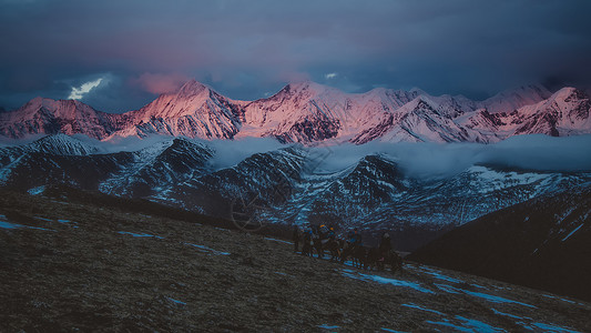 人往高处走贡嘎雪山日照金山背景