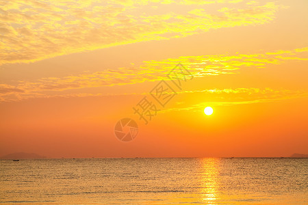 朝阳人海天相接日出火烧云背景