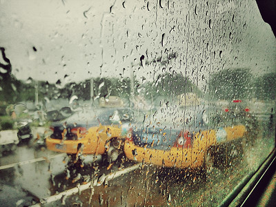 雨水节气风景夏天的雨后-车窗上的雨水背景