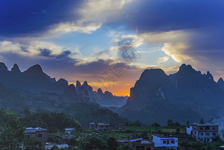 山纹理宁静乡村的日出背景