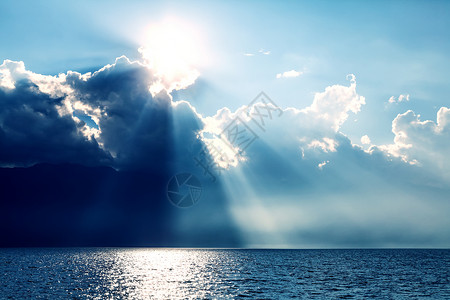 散射阳光大理的太阳和云的奇妙光影背景