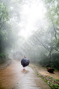 夏天雨后雾气弥漫的大蜀山人物打伞图片背景图片