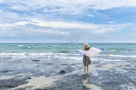 披纱巾的女人海边少女背影背景