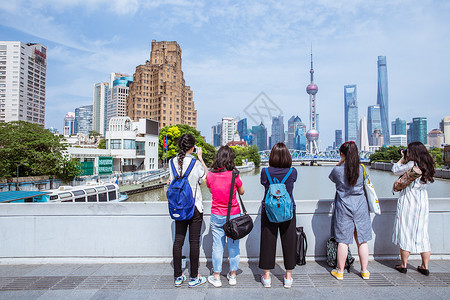 上海旅游女孩们拍照采风背影图片