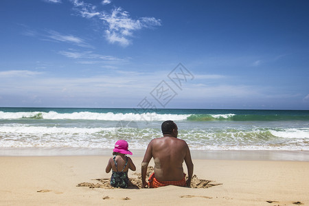 父女海边度假海边的父女俩背景