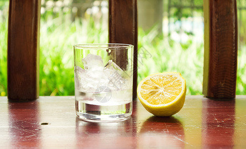 柠檬与玻璃杯背景图片