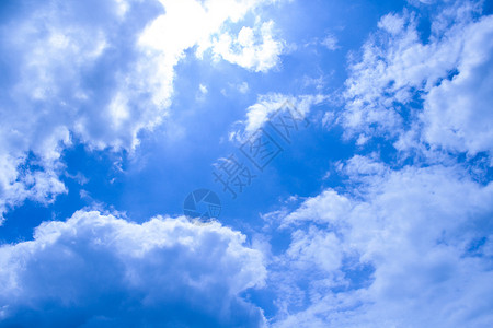 雨后晴朗的夏日天空图片