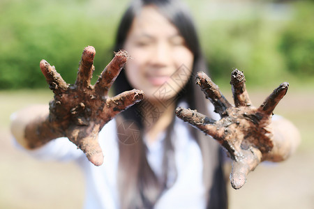 泥泞的手背景图片