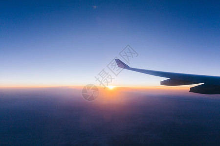 神秘的飞机上日出后的景色背景