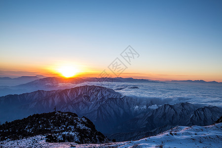 佛光保佑四川牛背山日出背景