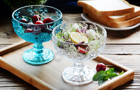 欧式花纹框欧式杯具中的水果沙拉背景