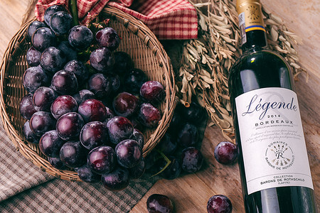 葡萄酒加工夏日水果葡萄和葡萄酒室内摆拍静物背景