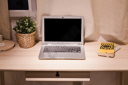 美好生活书桌上的笔记本电脑背景