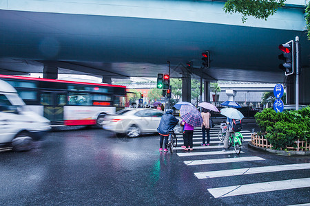 梅雨季节雨天街头行人过马路背景