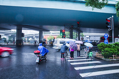 梅雨季节雨天街头行人过马路背景