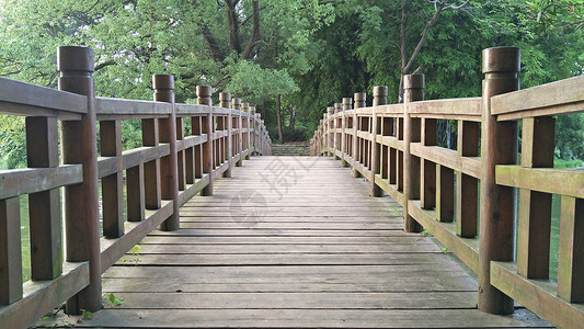 烈士桥梁在月烈士公园风景背景