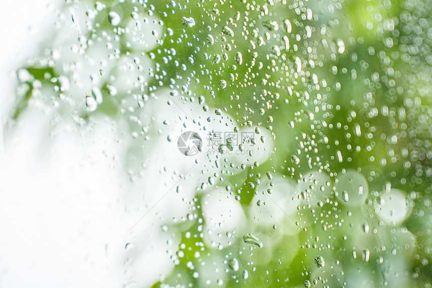 夏日雨后沾满水滴的玻璃图片