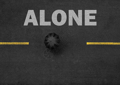 独孤的人黑色公路高清图片