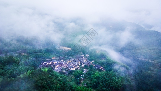 古村旅游云雾笼罩中的小村古村背景