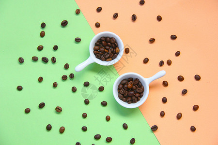 散落的咖啡豆撞色背景素材背景图片