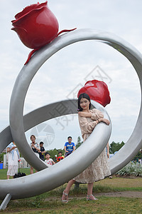 上海莫斯利安百草园拿气球的美女背景图片