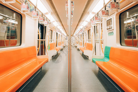 橙色的花空旷地铁车厢背景