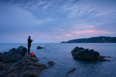 海边钓鱼人与门桥钓鱼人高清图片
