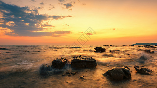 海面浪花夕阳下的大海背景