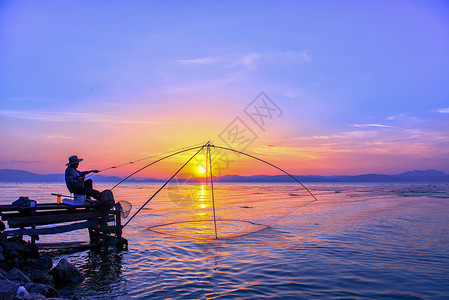 夏天钓鱼女生昆明滇池晚霞背景