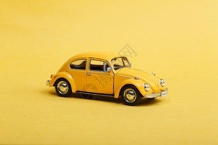 黄色大巴车模型黄色的汽车玩具背景