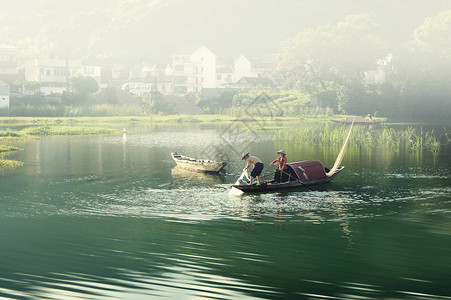 新安江畔捕鱼村镇高清图片