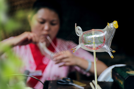 酷热吹糖人背景