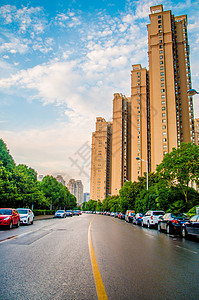 夏季傍晚雨后的城市建筑与晚霞图片