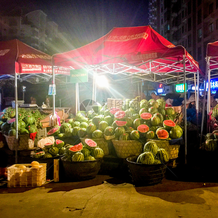 夜晚的西瓜摊图片