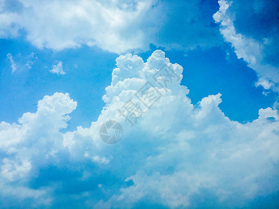 夏季午后厚重的白云背景图片
