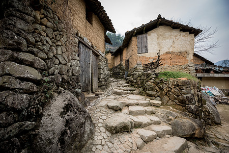 黄蜡石古老的山村土屋建筑背景