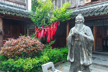 上海老房子孔子雕像背景