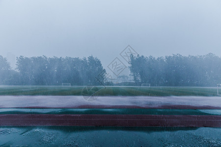 大雨电杆素材校园操场暴雨天气素材背景