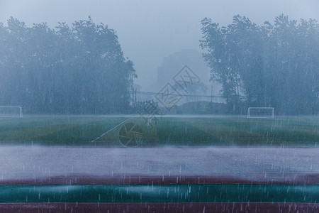 天气恶劣校园操场暴雨天气素材背景