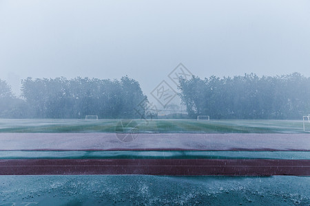 暴雨雨校园操场暴雨天气素材背景