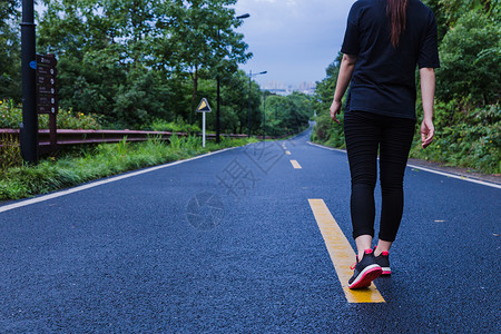 美丽风景山路女孩脚行走图片