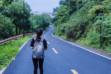 美丽风景山路女孩背包旅行图片