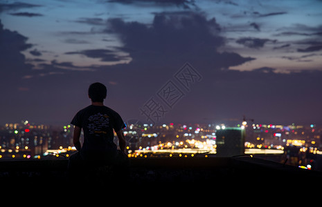 夜景剪影一个人的城市背景