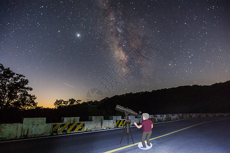 一个人在路上观星的人设计图片