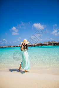 马尔代夫海边的少女高清图片