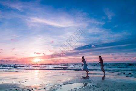 两个太阳素材海边追逐的少女背景