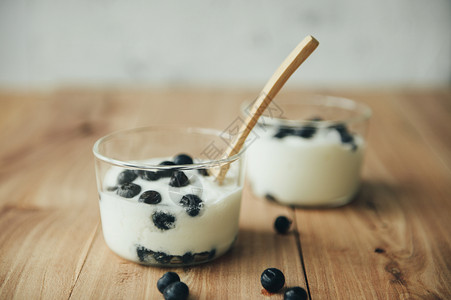 蓝莓酸奶玻璃罐牛奶高清图片