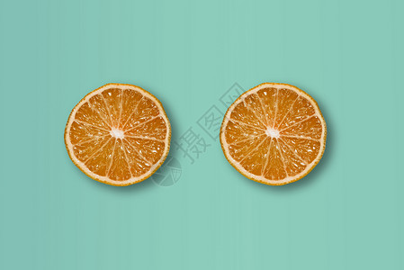 摄影水果青色底加柠檬片设计图片