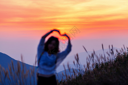 芦苇素材背景晚霞女孩比心文艺旅行素材背景