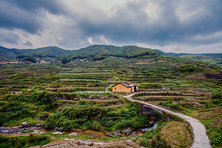 山村小路通往山上的小路山雨欲来背景